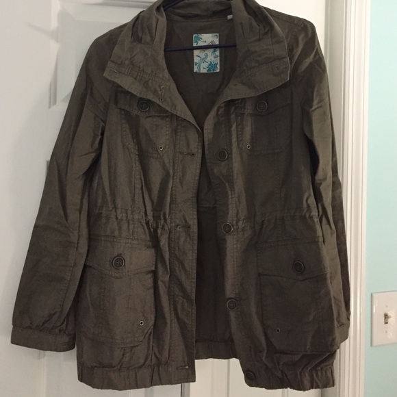 Perfect army green light jacket
