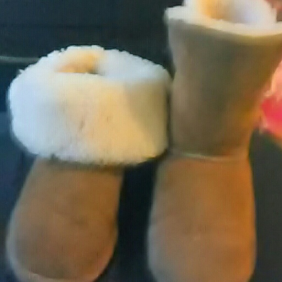 Bearpaw boots purchased at famous foot wear - Picture 1 of 4