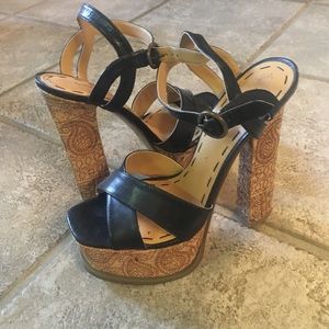 NEVER WORN Nine West Paisley Platform Heel 8