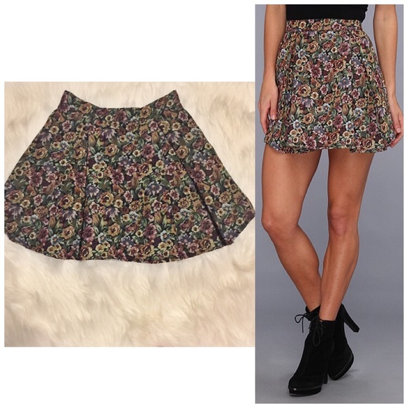 BCBG pleated floral tapestry skirt - Picture 2 of 3