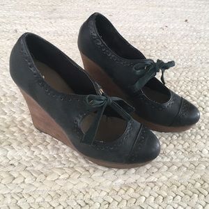 Black + wood wedges with tie 🎀