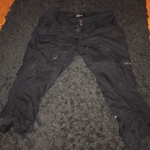 Guess Size 28 capri black pants!