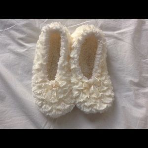 Woman's Slippers/Fuzzy Socks