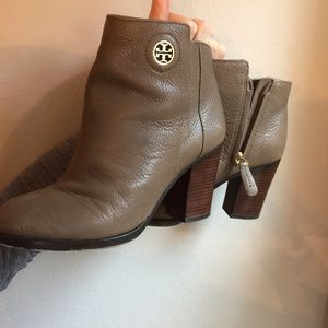 Tory Burch ankle boots. Olive green. Gold.