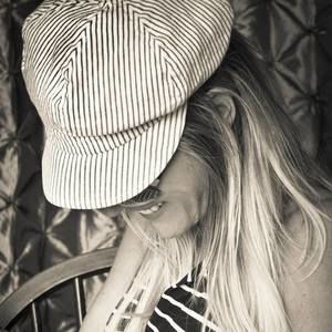 Meet your Posher, Mona