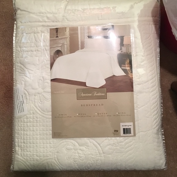 BRAND NEW TWIN BEDSPREAD