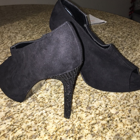 NWOT Super cute black heels