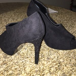 NWOT Super cute black heels