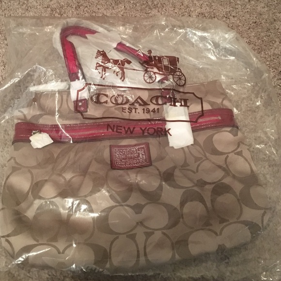 Brand New in bag Coach Signature Daisy Purse.