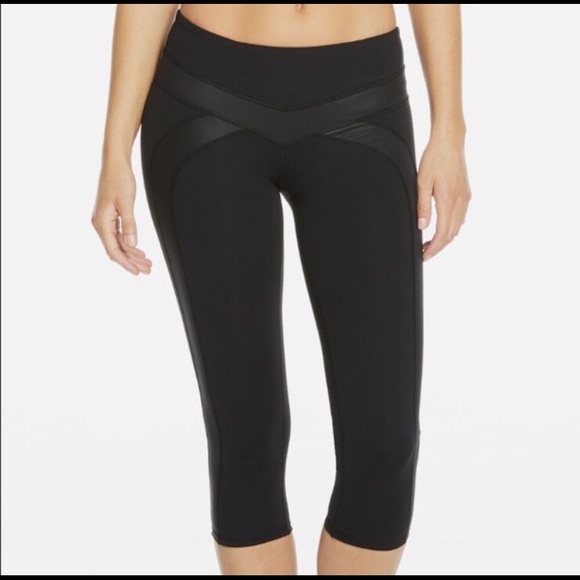 NWT Fabletics Provence Capri Size Small