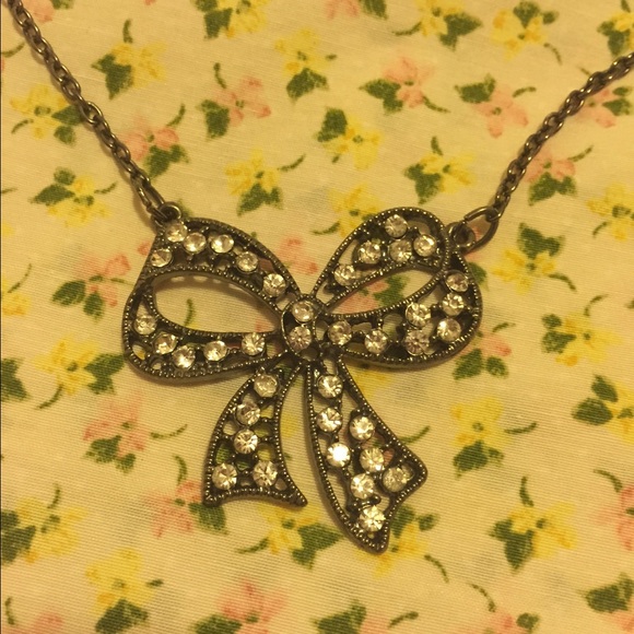 Bow necklace