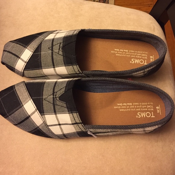 Plaid patterned Tom shoes. Size 8