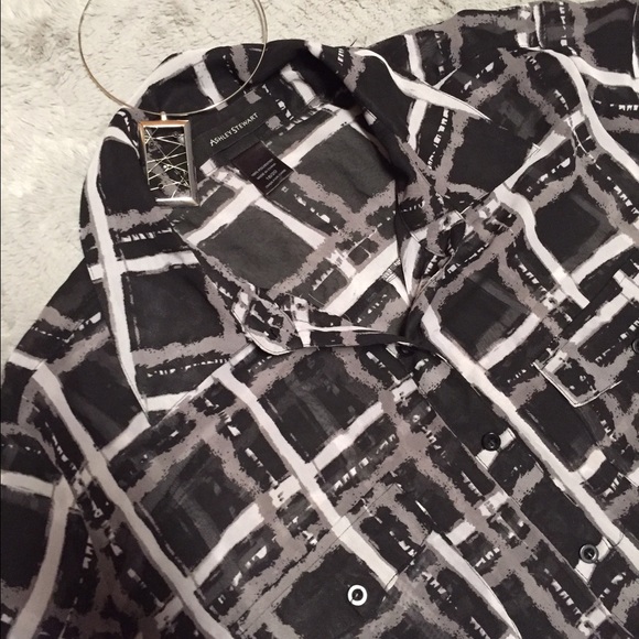 🎉12/31 HP🎉 B&W semi sheer button down blouse - Picture 4 of 4