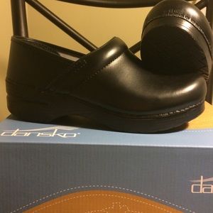 Dansko black sz 39 wide NWT