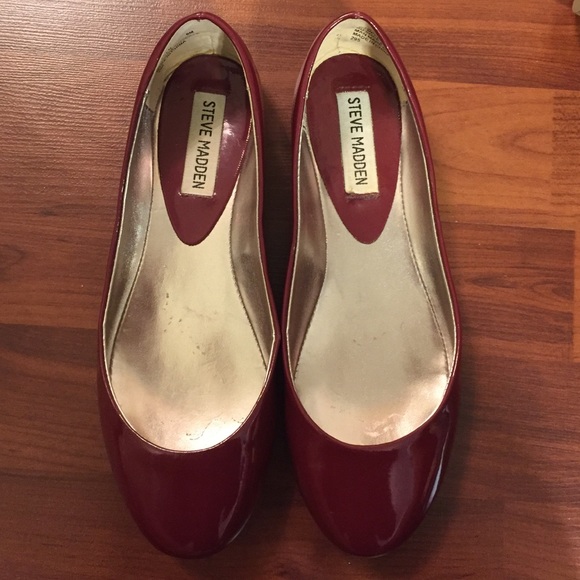Never worn Steve Madden wine flats 6