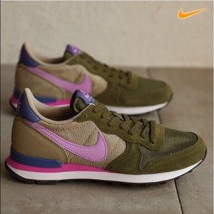 Nike Internationalist Olive/Fuchsia Glow Pink
