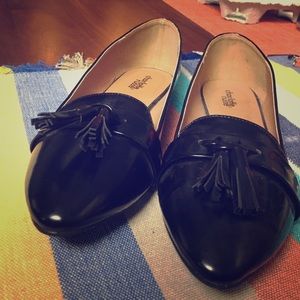Imitation patent leather tassel ballet flats