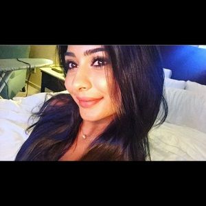 Meet your Posher, Hira