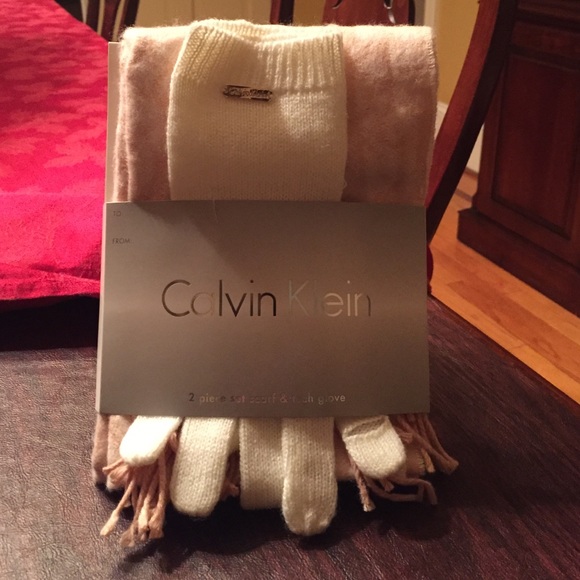Calvin Klein Scarf & Tech Glove Set