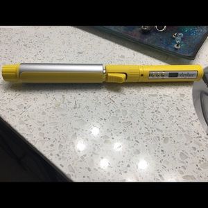 Drybar curling iron.