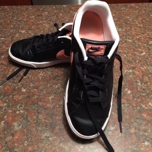 Womans black Nike sneakers