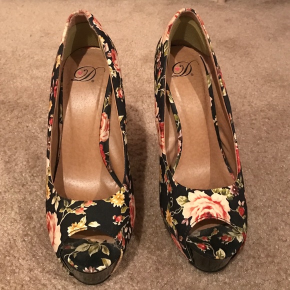 Floral Black Heels - Picture 2 of 3