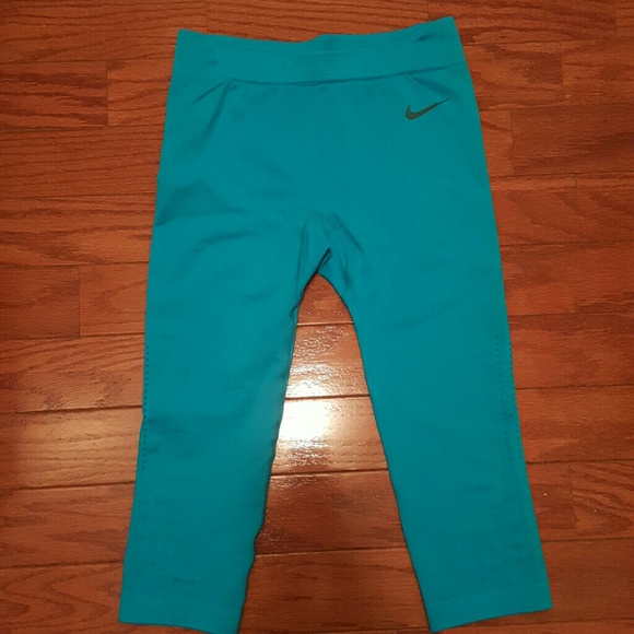 Women's Nike pro capris - Picture 1 of 3