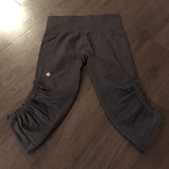 Lululemon EUC in the flow crop