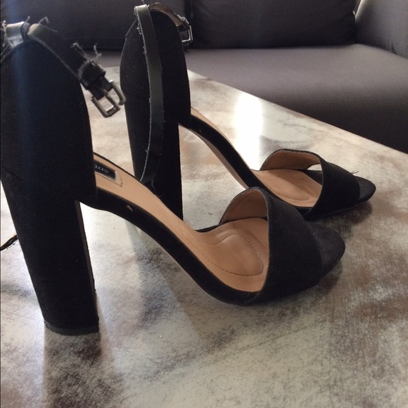 Black high heels 👠