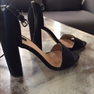 Black high heels 👠