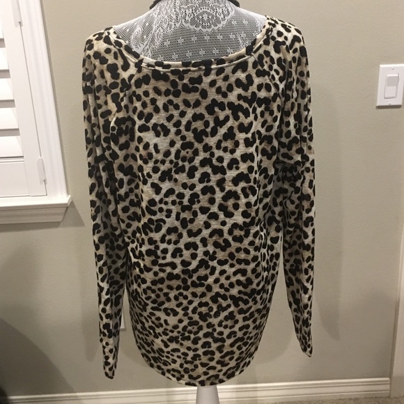 🎉HP🎉Cute Animal Print Blouse - Picture 3 of 4