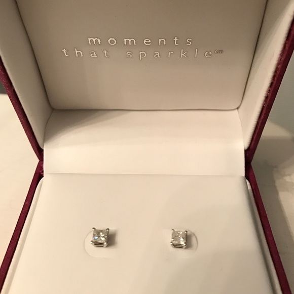 1/2 Carat Genuine Diamond Stud Earrings - Picture 1 of 3