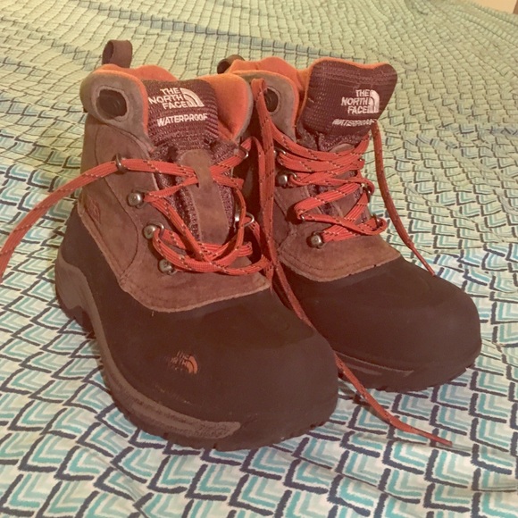 Boys Heat seeker Northface boots size 2