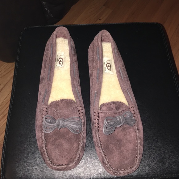 UGG Slippers - Picture 1 of 3