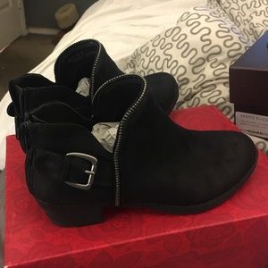 Carlos Santana black low top suede booties.