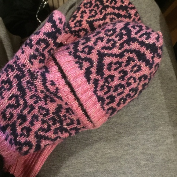 New Juicy Couture "snow leopard" mittens. - Picture 4 of 4