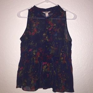 Cute flower patterned top!