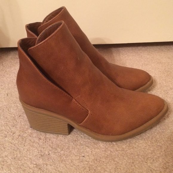 Gently worn chic cognac booties