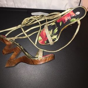 Two lips zig zag wedge sandal (ankle wrap around)