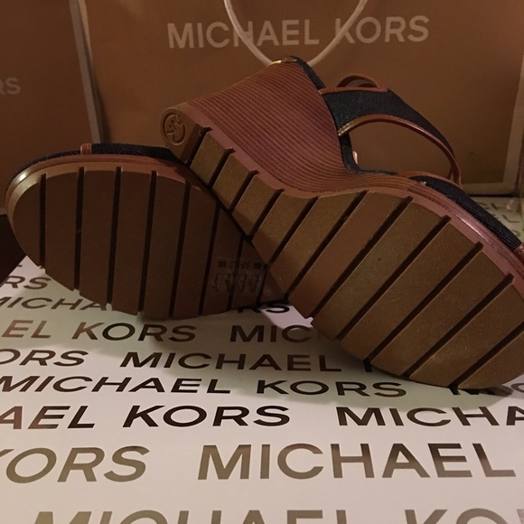 MICHAEL KORS LEATHER WEDGE DENIN - Picture 4 of 4