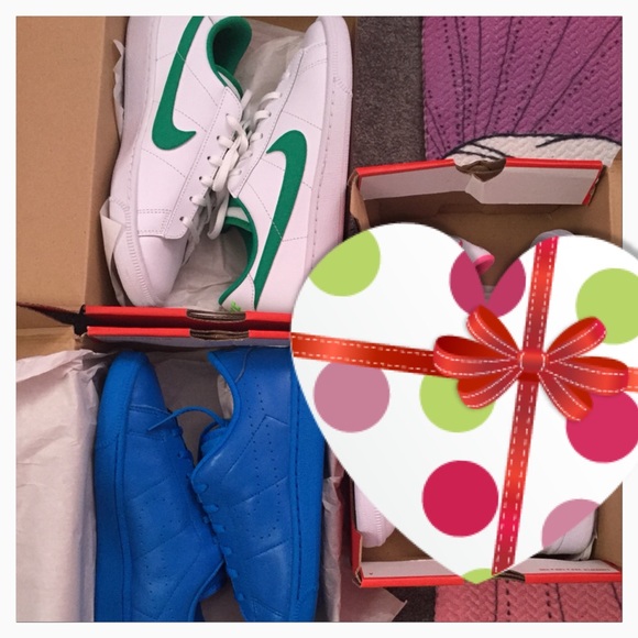 🔥HOT BUY!!🔥 2 PAIRS Nike Sneakers - Never Worn - Picture 2 of 2