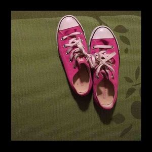 Hot pink converse all stars🌻