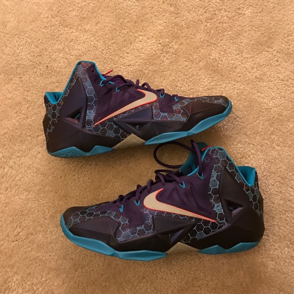 Nike Lebron 11 "hornets" size 13