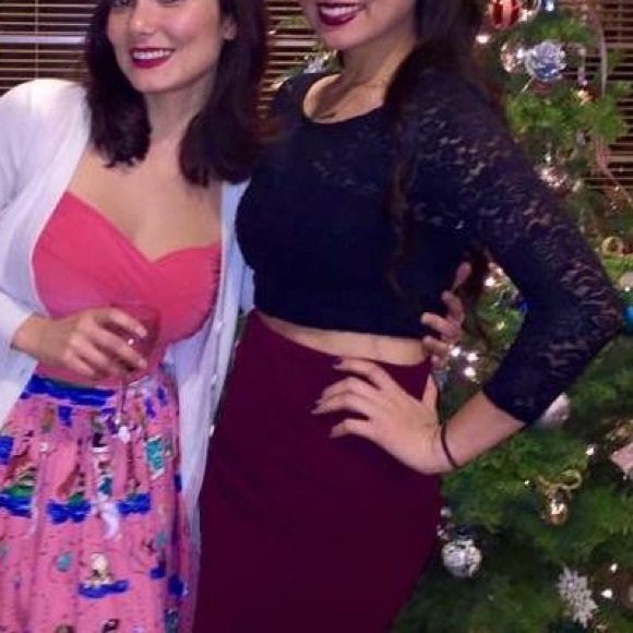 Knee-length burgundy pencil skirt