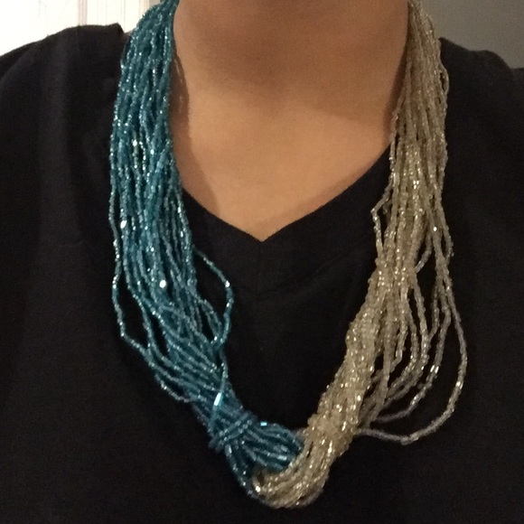 Gorgeous split knot white and blue bead necklace - Picture 3 of 4