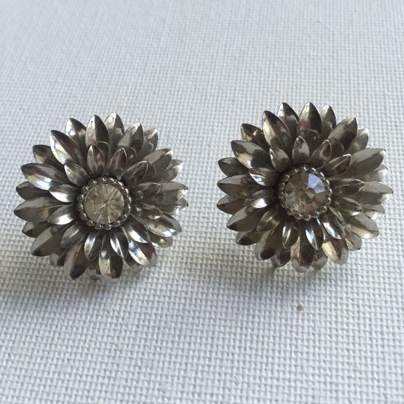 Jewelry - Silver Flower earrings