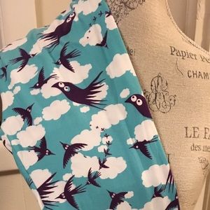 LulaRoe one size leggings fits size 0-12