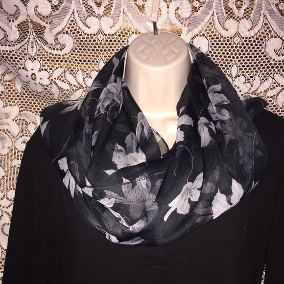 SALEš„GORGEOUS SCARF - Picture 2 of 2