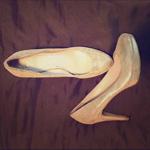 Dress up or down in these adorable Vince heels ✨