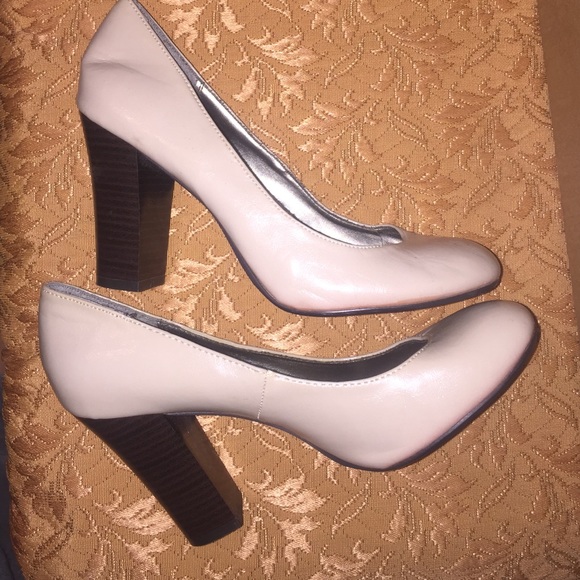 Gently worn women's pumps - Picture 2 of 4